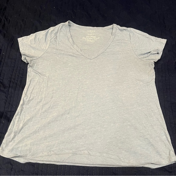 Torrid Classic Fit Gray V-Neck Tee Women’s Size 0 Short Sleeve Soft Blend - Picture 1 of 7
